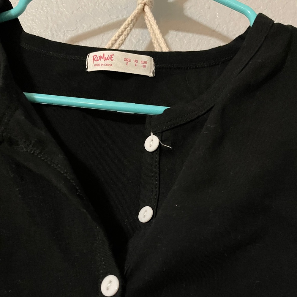ROMWE Button Crop Top - Picture 2 of 2